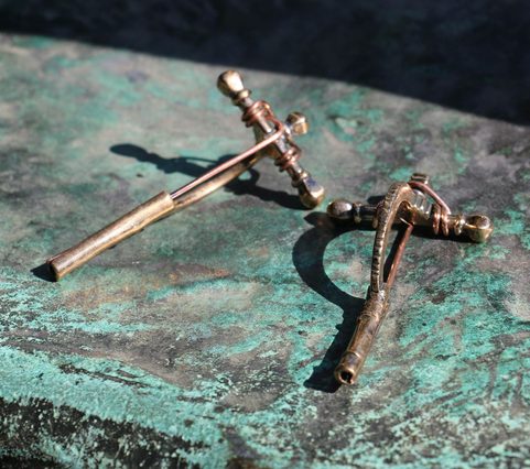 FIBULE DE BRONZE CROISÉ ROMAIN, RÉPLIQUE