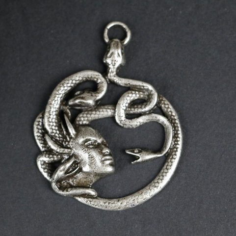 MÉDUSE, TALISMAN ANTIQUE, ZINC, ARGENT ANTIQUE