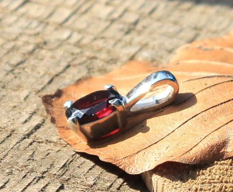 GARNET PENDANT, FACETED GEM, STERLING SILVER