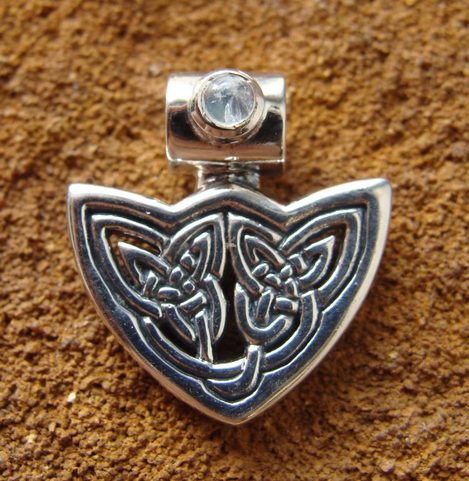 KNOT PENDANT, RAINBOW MOONSTONE