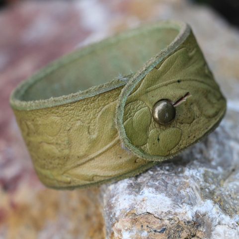 OAK LEAVES, LEATHER BRACELET - GREEN