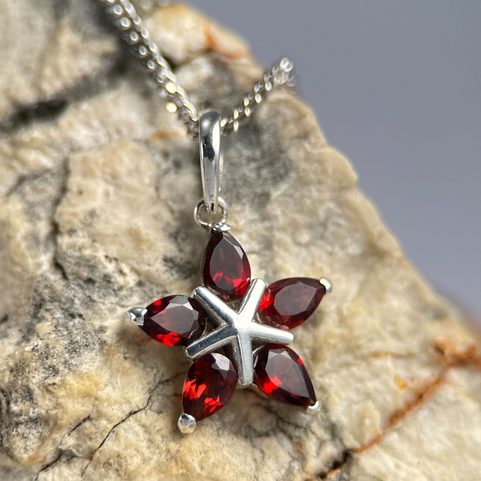 ERYDA, SILVER PENDANT, GARNET AG 925/1000