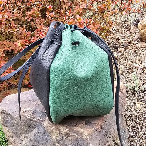 SACS ET POCHETTES MÉDIÉVAUX EN CUIR