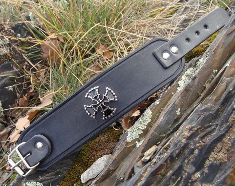 BIKERS LEATHER BRACELET WITH THE CROSS