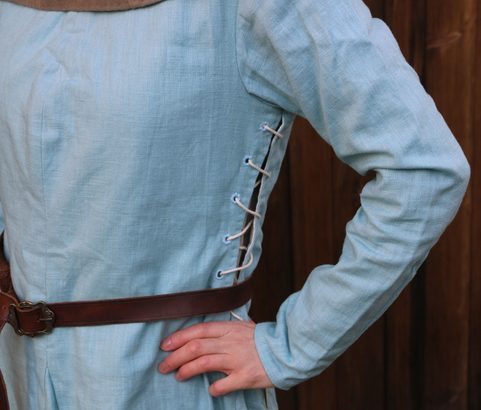 MEDIEVAL WOMEN'S CLOTHING - PLAIN WOMAN 2ND HALF OF THE 14TH CENTURY