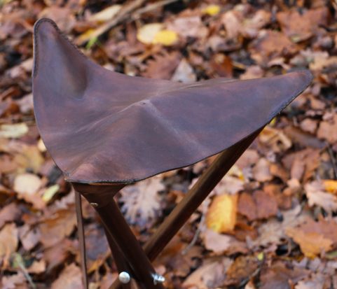 TRÉPIED PLIANT EN CUIR