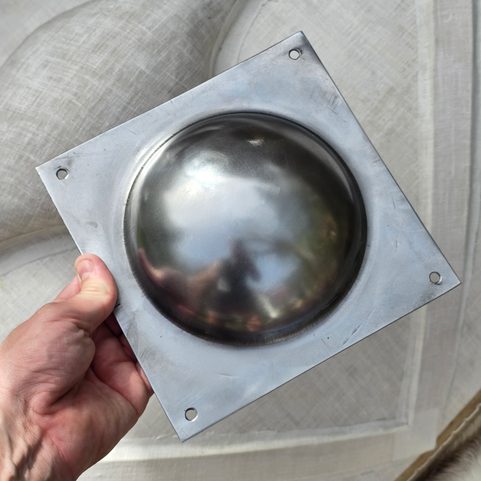 BOSSE DE BOUCLIER, 2 MM D'ACIER, ROMAIN, UMBO, CARRÉ - DROIT
