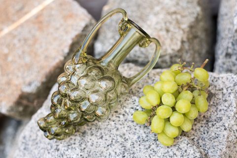 AMPHORE EN VERRE VERT, EN FORME DE GRAPPE DE RAISIN