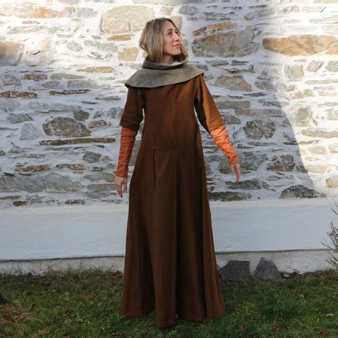 VÊTEMENTS MÉDIÉVAUX POUR FEMMES - BOURGEOISE - BOURGEOISE, 2E MOITIÉ DU 14E SIÈCLE
