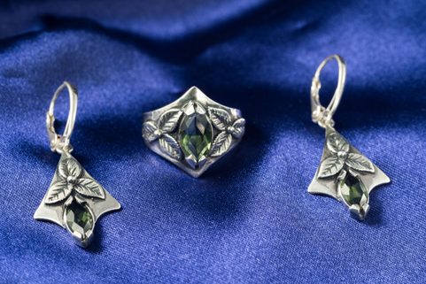 SHAMROCK, BOUCLES D'OREILLES, MOLDAVITE, ARGENT