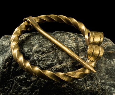 PENANNULAR BROOCH - BRASS