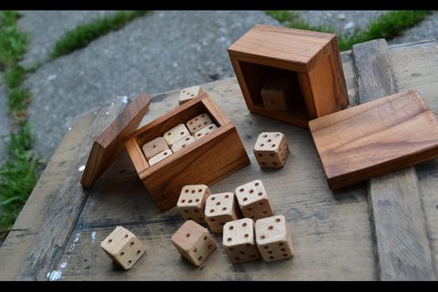SIX DICES IN A WOODEN BOX