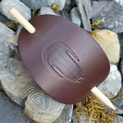 LEDER-HAARSPANGE, TRILOBIT, BRAUN