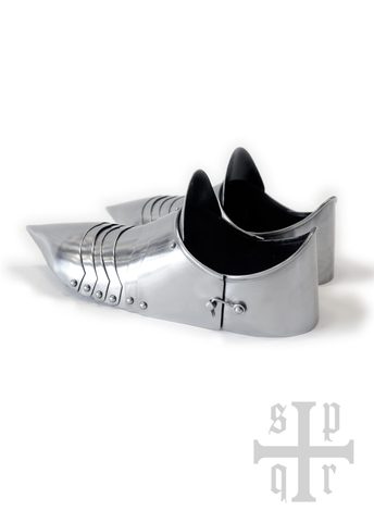 SOLERETS MÉDIÉVAUX POINTUS, CHAUSSURES DE PLAQUES, 14ÈME SIÈCLE, ACIER DE 1,5 MM D'ÉPAISSEUR, PAIRE