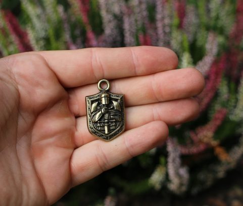 RYTÍŘ VE ZBROJI, AMULET, ZINEK STAROMOSAZ
