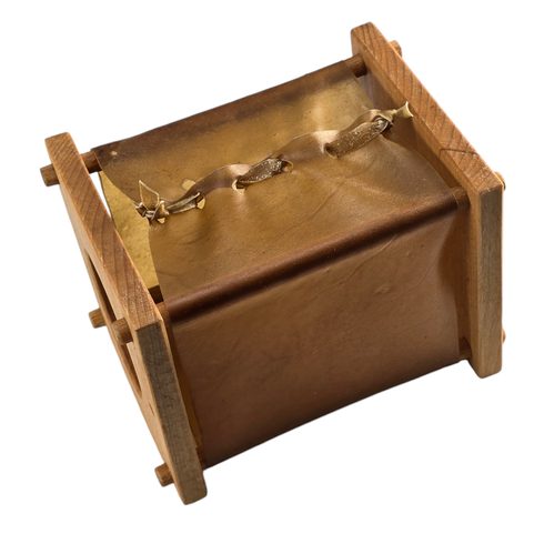 LANTERNE HISTORIQUE - BOIS, PARCHEMIN, RÉPLIQUE DÉCORATIVE