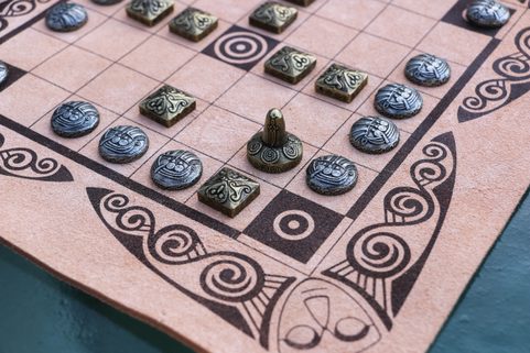 FIDCHELL, A CELTIC BOARD GAME VERSION CÚ CHULAINN WITH A LEATHER BOARD