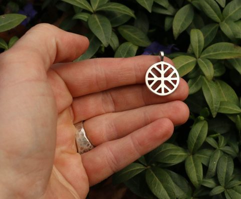 CROIX DE SOLEIL AVEC ARBRE SACRÉ, PENDENTIF EN ARGENT