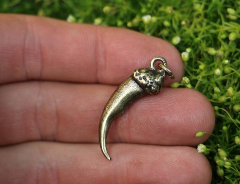 WOLF CLAW, PENDANT, ZINC ANTIQUE BRASS