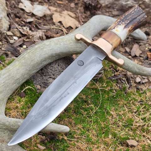 GESCHMIEDETES BOWIE-MESSER REBEL STEEL MIT SCHEIDE