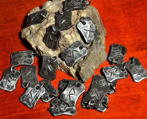 PENDENTIFS RUNIQUES FERRAGE, ENSEMBLE EN GROS