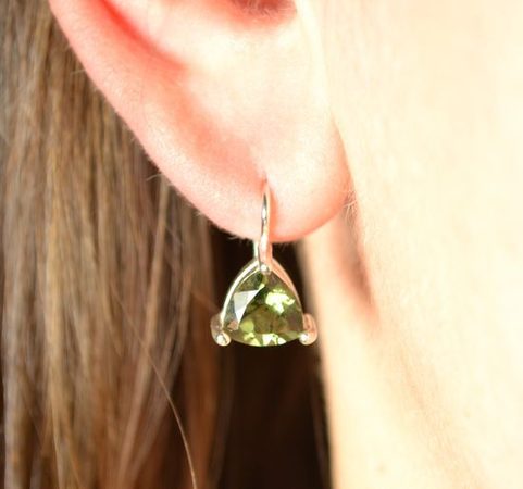 BOUCLES D'OREILLES EN ARGENT TRIANGULAIRE AVEC MOLDAVITE, AG 925