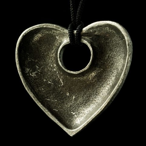 COEUR, PENDENTIF EN ÉTAIN, AMULETTE