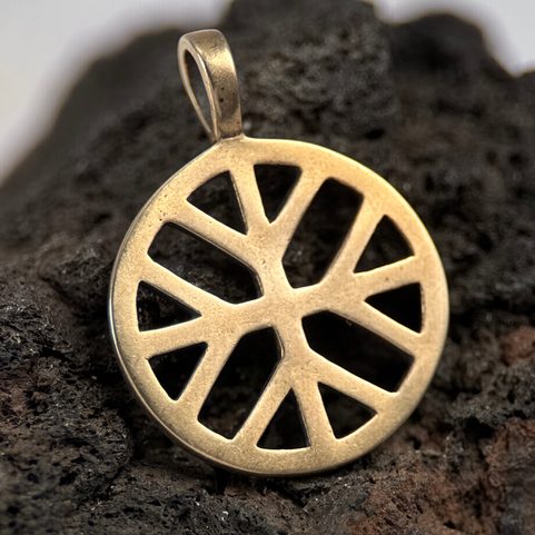 SONNENKREUZ UND HEILIGER BAUM, ANHÄNGER AUS BRONZE