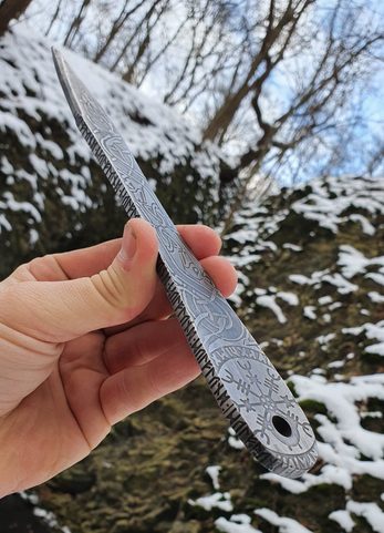 ARROW ETCHED THROWING KNIFE WITH VEGVÍSIR - 1 PIECE