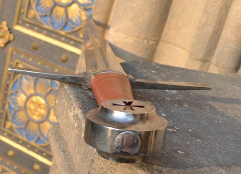 ÉPÉE À UNE MAIN AVEC CROIX ROUGE