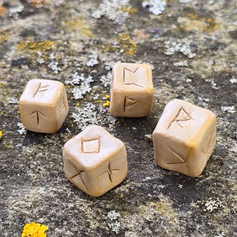 RUN DICE, FUTHARK - 4 DICE