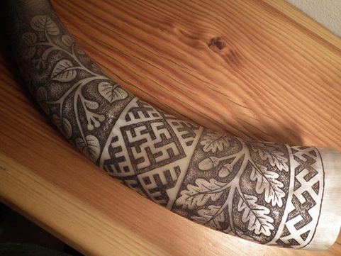 SLAVIC EMBROIDERY, ENGRAVED DRINKING HORN, 0.7 L