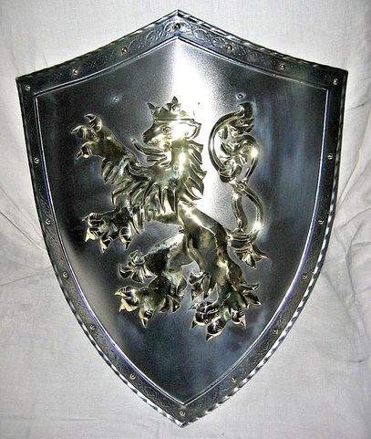 TSCHECHISCHER LÖWE, VERZIERTES ZIERSCHILD, EISEN + MESSING