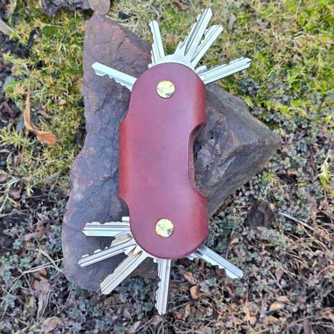 LEDERANHÄNGER MIT SCHRAUBEN, COGNAC