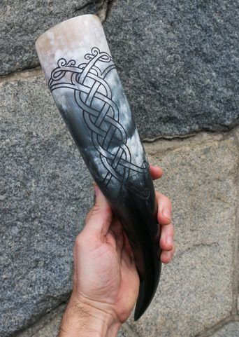 KRÄHE, TRINKHORN MIT WIKINGERGRAVUR