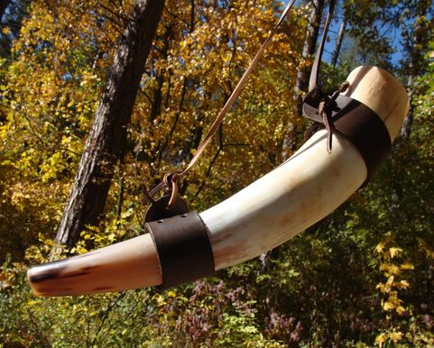 BLOWING HORN 38 CM WITH LEATHER BELT