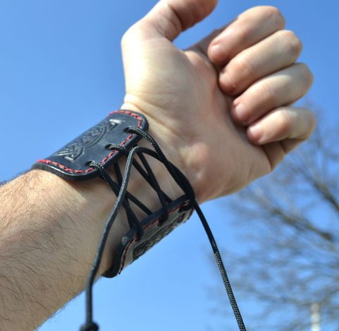 VALKNUT, WIKINGER-ARMBAND AUS LEDER