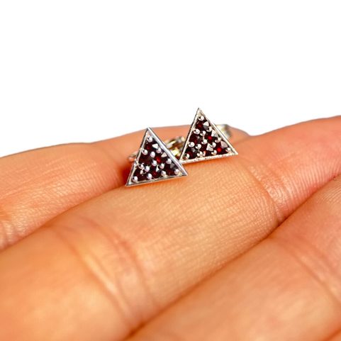 TRIANGLE, SILVER EARRINGS WITH GARNETS, AG 925/1000
