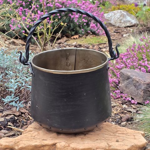 IRON CAULDRON 5 L