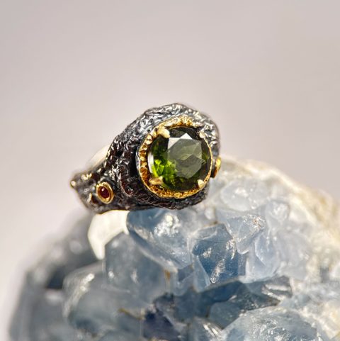 HERCINIA SILVER RING WITH MOLDAVITE AND GARNET, AG 925/1000