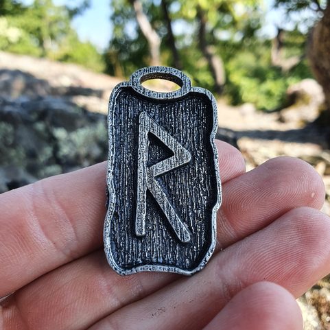 RAIDHO - PENDENTIF RUNE ZINC