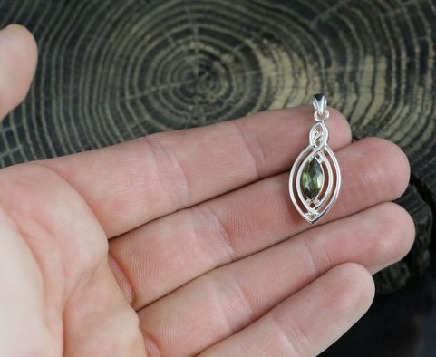 MAIA, PENDENTIF, FACETTES MOLDAVITE, ARGENT