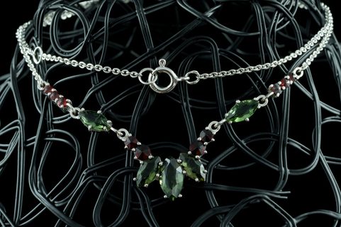 LUCRETIA, SILVER NECKLACE, MOLDAVITE, GARNET