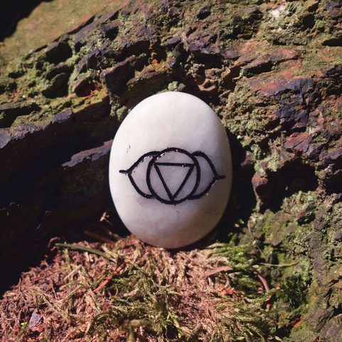 CHAKRA SYMBOLS ENGRAVED SET, WHITE KING AGATE CABOCHONE, SET OF 7