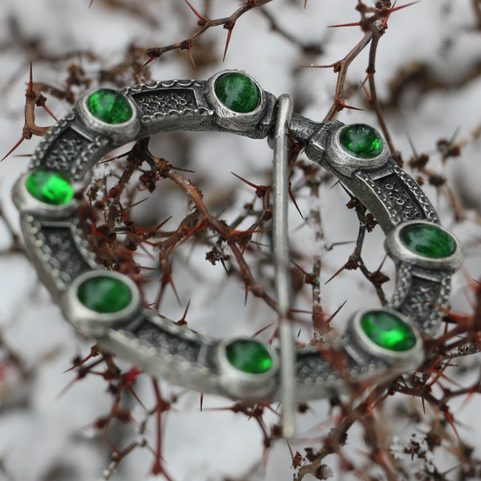 NORICA, GRANDE BOUCLE DE CAPE MÉDIÉVALE AVEC VERRE