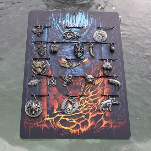 ANIMALS AMULETS 12 PIECES AND A PRESENTATION BOARD, DISCOUNTED SET