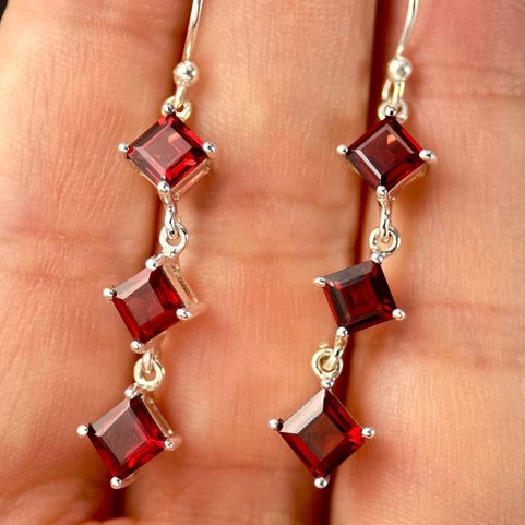VELORA, SILVER EARRINGS, GARNET, AG 925/1000