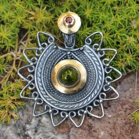LADA PENDENTIF EN MOLDAVITE, GRANDE MORAVIE, ARGENT PLAQUÉ OR 925