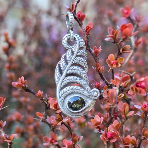 PENDENTIF EN ARGENT AVEC MOLDAVITE, MOTIF FOUGÈRE, AG 925