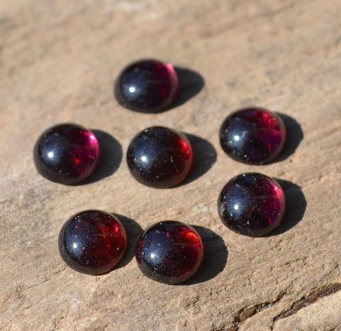 GRANAT - ALMANDIN, CABOCHON - MUGGEL 4 MM